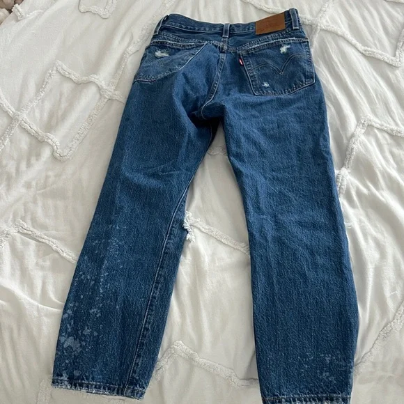 Premium Women’s Levi’s Distressed Blue Jeans - Picture 6 of 8